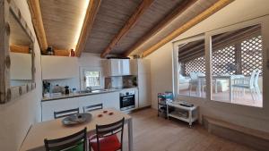 Кухня или мини-кухня в Villaggio Est a Capo Coda Cavallo San Teodoro
