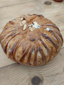 una tarta sobre una mesa de madera en Magnolias, en Chinon