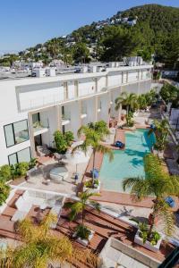 una vista aérea de un hotel con piscina en Nativo Hotel Ibiza en Santa Eulalia del Río
