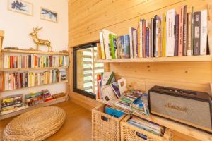 een kamer met boekenplanken en een tafel met boeken bij Chalet Olbios in Peisey-Nancroix