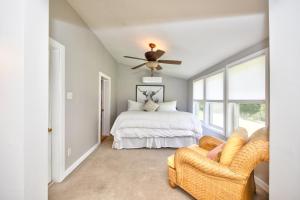 una camera con letto e ventilatore a soffitto di Watch Deer from a Farm Cottage a Bel Air