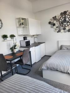 Kuchyň nebo kuchyňský kout v ubytování Ferienzimmer in Euskirchen + 14 fotografií