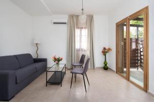 A seating area at Ariadni Villas Faliraki