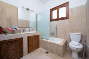 A bathroom at Ariadni Villas Faliraki
