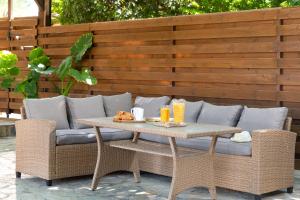 A seating area at Ariadni Villas Faliraki