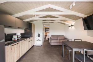 una cucina con tavolo e divano di Cielo&Terra Resort a Costermano