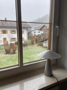 uma janela com um candeeiro branco à frente em Modern eingerichtete Wohnung mit 2 Schlafzimmern em Bergen