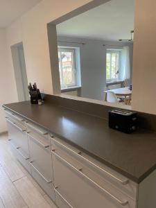 uma cozinha com um grande balcão com um grande espelho em Modern eingerichtete Wohnung mit 2 Schlafzimmern em Bergen