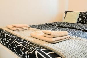 zwei Betten mit Handtüchern drauf in der Unterkunft D&A Apartments Pawia in Krakau