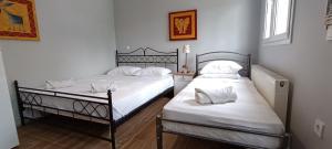 Postel nebo postele na pokoji v ubytování VILLAS ORMOS PALACE