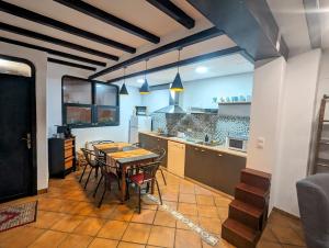 cocina y comedor con mesa y sillas en Alojamiento 13 Jotas, en Iniesta