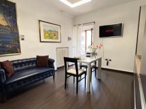uma sala de estar com uma mesa e um sofá em Patty’s House [Centro storico a 5 min] em Pesaro