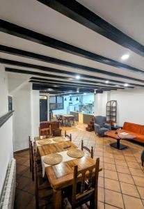 un comedor con mesas y sillas en una habitación en Alojamiento 13 Jotas, en Iniesta