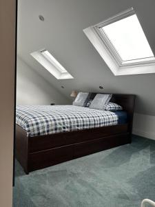 1 dormitorio con 1 cama con 2 almohadas en Private self-contained flat with shared entrance en Londres