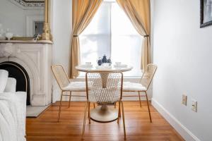 una sala da pranzo con tavolo, sedie e finestra di Decadent Luxury - Covington Condo a Covington