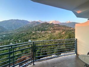 einen Balkon mit Bergblick in der Unterkunft Heryk Hillview Hotel in Dharamshala