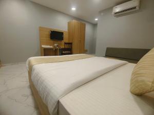 a hotel room with two beds and a desk at HOTEL NEW YORK in Ahmedabad