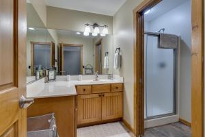 Ένα μπάνιο στο Luxurious Cabin on Castle Rock Lake! Sleeps up to 20! +17 φωτογραφίες