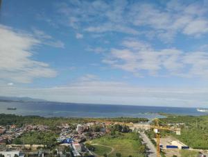 - une vue aérienne sur la ville et l'océan dans l'établissement Condo in Mactan Newtown with pool and beach access, à Mactan