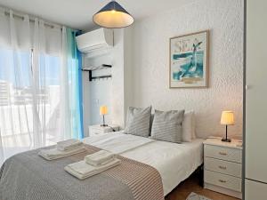 1 dormitorio con 1 cama con 2 toallas en Algarve Sol Beach House, en Quarteira
