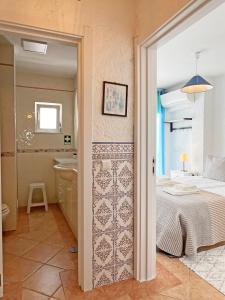 1 dormitorio con 1 cama y baño en Algarve Sol Beach House, en Quarteira