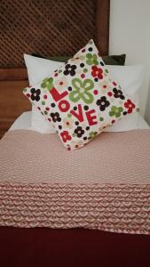 poduszka z kwiatami na łóżku w obiekcie Riad Sable Chaud w Marakeszu