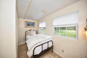 um quarto com uma cama e uma janela em Small House on Gentleman’s Farm em Bel Air