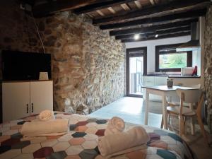 Cet appartement comprend une chambre avec un lit et une cuisine avec une table. dans l'établissement L'era del Ter, à Sant Pau de Segúries