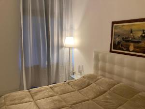 een slaapkamer met een bed en een foto aan de muur bij La Casa nel parco in Viareggio