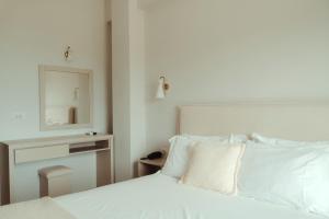 Postel nebo postele na pokoji v ubytování Limanaki Hotel