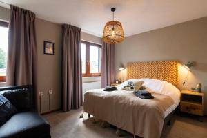 een slaapkamer met een bed met een knuffeldier erop bij B&B Bie Janssen in Elsloo