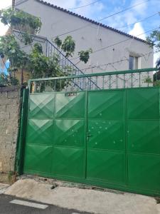 um portão verde em frente a uma casa em Veri's house em Tirana
