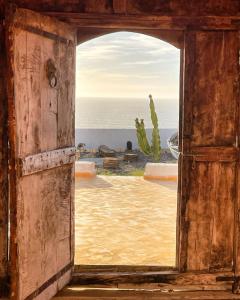 una puerta abierta con vistas al océano en Riad Ocean Beach Douira en Agadir