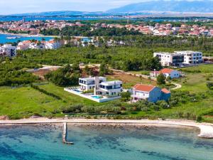 een luchtzicht op een klein eiland met huizen bij Villa Karlo ZadarVillas in Glavan