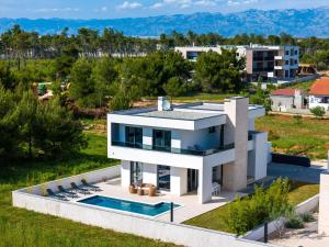 een luchtfoto van een huis met een zwembad bij Villa Karlo ZadarVillas in Glavan