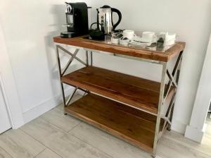 アリカンテにあるGround Floor with Terrazの木製テーブル(カップ付)、コーヒーメーカー