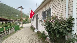 een rode vlag aan de zijkant van een gebouw bij Uçmakdere Pansiyon in Şarköy
