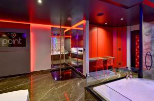 a dressing room with red and purple walls at Point Motel 4 in São José dos Campos +8 photos