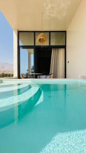 una grande piscina in una casa di Ghaf Pool Villa's 