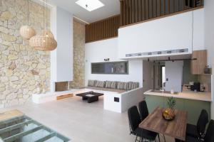 Kuchyň nebo kuchyňský kout v ubytování Endogeios Luxury Villas