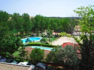 an aerial view of a backyard with a swimming pool at La Posada del Pueblo in Arbancón