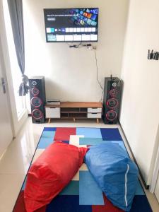 a room with a bed and a tv and speakers at Villa risky A11 in Tlekung