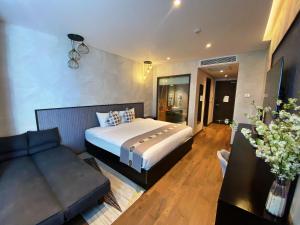 um quarto com uma cama e um sofá em Apec mandala luxury mũi né em Ấp Long Sơn