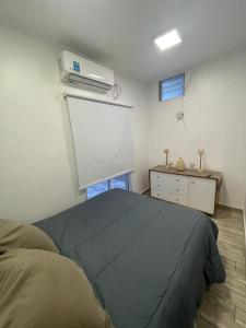 維森特洛佩斯的住宿－Espectacular Departamento en Vicente Lopez ,Avenida San Martín 2248，卧室配有一张床和空调