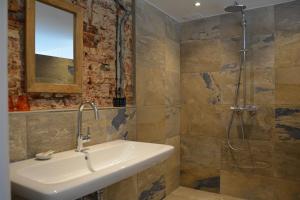 een badkamer met wastafel en douche bij Logement The Black Tie in Assen +42 foto's