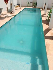 DouaïraRiad Sahara Sunset Beach Douira Agadir的酒店里的蓝色游泳池