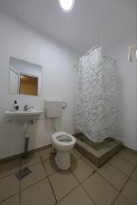 un baño con inodoro y lavabo en DHARMA HOUSE, en Vama Veche