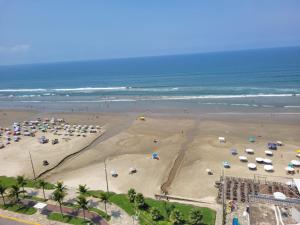 an aerial view of a beach with umbrellas and the ocean at Apartamento de frente para o mar, 3 quartos in Solemar