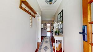 Un pasillo con una alfombra en el suelo de una casa. en Seas the Day - 3 Bedroom House, en Scottburgh