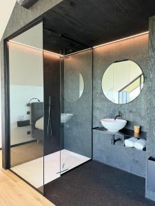 W łazience znajduje się umywalka i lustro. w obiekcie Durbuy insolite - Romantic Escape w mieście Durbuy